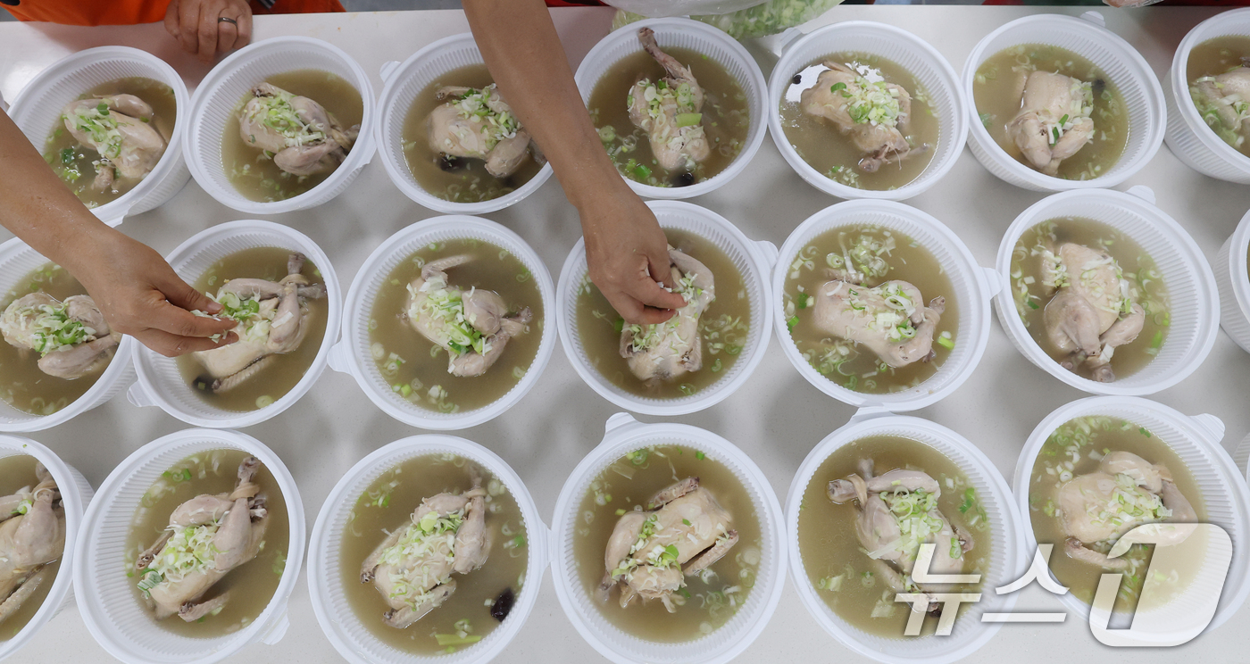 (수원=뉴스1) 김영운 기자 = 초복을 닷새 앞둔 15일 오전 경기 수원시 권선구 권선1동행정복지센터에서 새마을부녀회원들이 관내 어르신들께 전달할 삼계탕을 만들고 있다. 2025. …