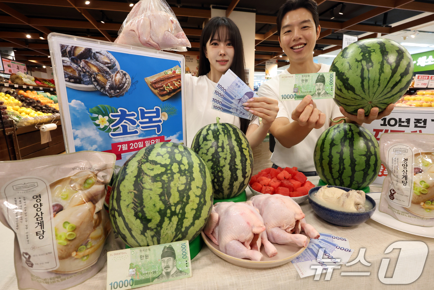 (서울=뉴스1) 김명섭 기자 = 15일 서울 용산구 이마트에서 모델들이 초복을 앞두고 영계와 수박을 보이고 있다.이마트는 오는 17일 부터 20일까지 '국내산 무항생제 두 마리 영 …