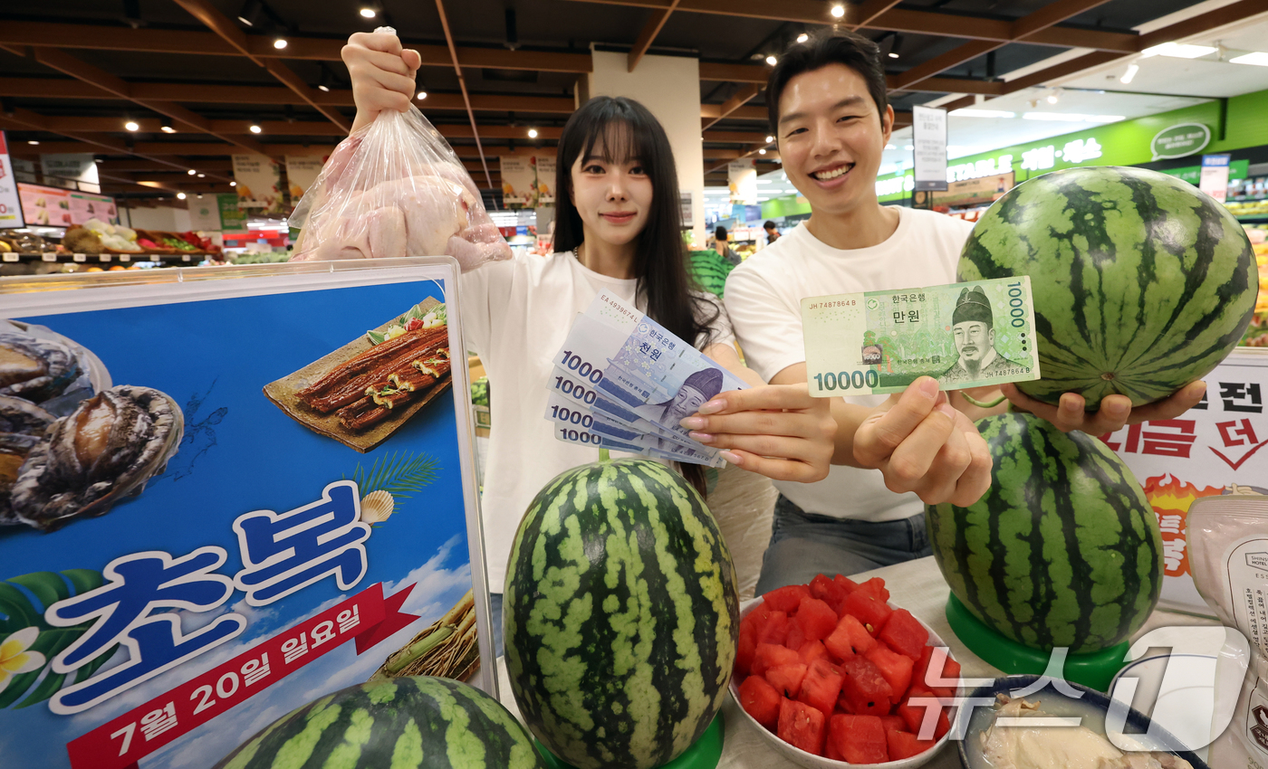 (서울=뉴스1) 김명섭 기자 = 15일 서울 용산구 이마트에서 모델들이 초복을 앞두고 영계와 수박을 선보이고 있다.이마트는 오는 17일 부터 20일까지 '국내산 무항생제 두 마리 …
