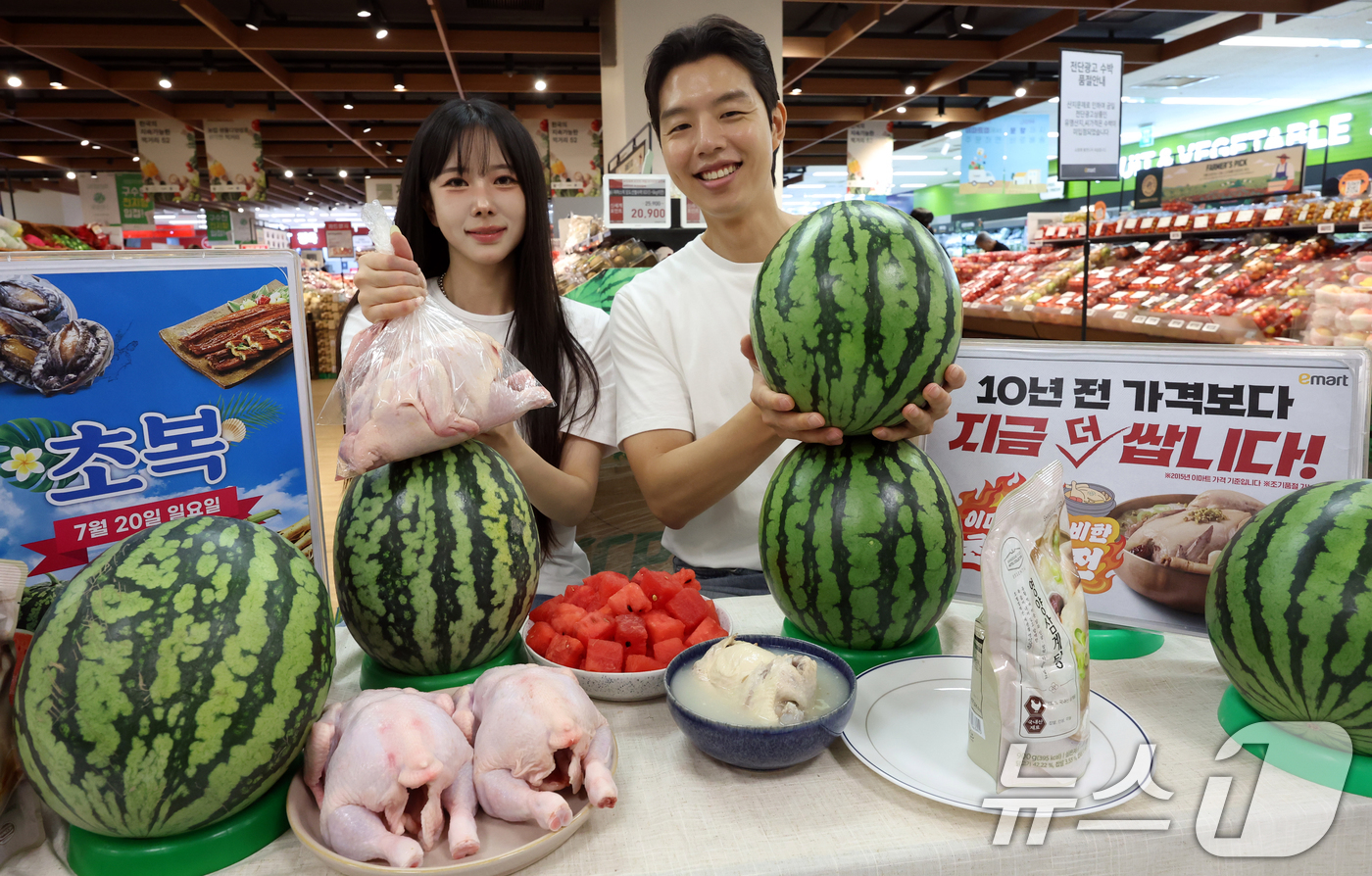 (서울=뉴스1) 김명섭 기자 = 15일 서울 용산구 이마트에서 모델들이 초복을 앞두고 영계와 수박을 선보이고 있다.이마트는 오는 17일 부터 20일까지 '국내산 무항생제 두 마리 …