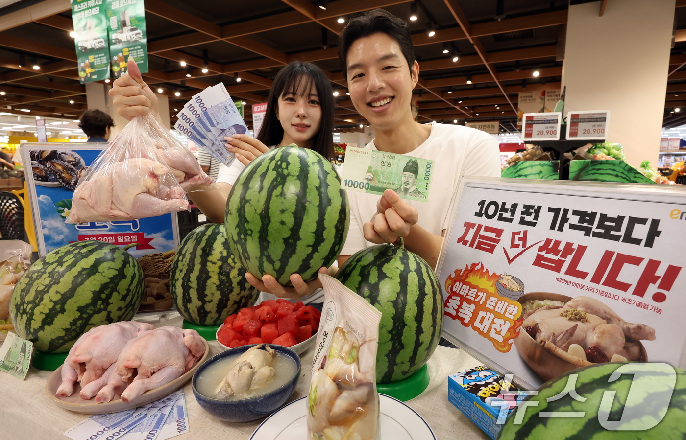 (서울=뉴스1) 김명섭 기자 = 15일 서울 용산구 이마트에서 모델들이 초복을 앞두고 영계와 수박을 선보이고 있다.이마트는 오는 17일 부터 20일까지 '국내산 무항생제 두 마리 …