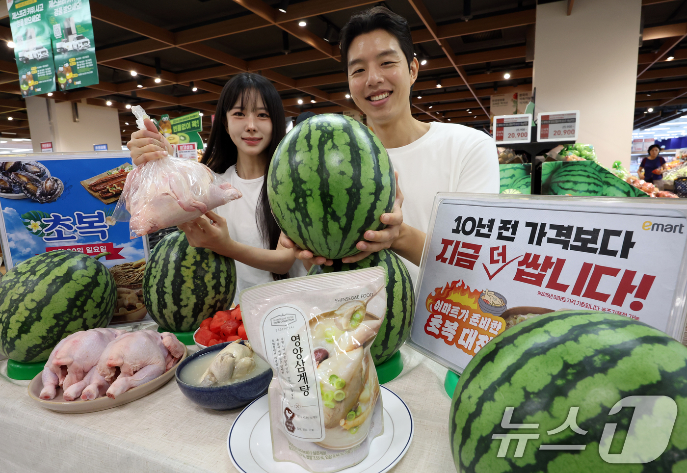(서울=뉴스1) 김명섭 기자 = 15일 서울 용산구 이마트에서 모델들이 초복을 앞두고 영계와 수박을 선보이고 있다.이마트는 오는 17일 부터 20일까지 '국내산 무항생제 두 마리 …