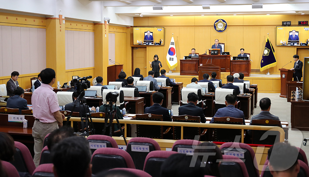 (서산=뉴스1) 이동원 기자 = 조동식 서산시의회 의장이 15일 제307회 임시회 제1차 본회의를 주재하고 있다. 이번 임시회는 본회의 4일, 상임위원회(의회운영 1일, 행정문화복 …