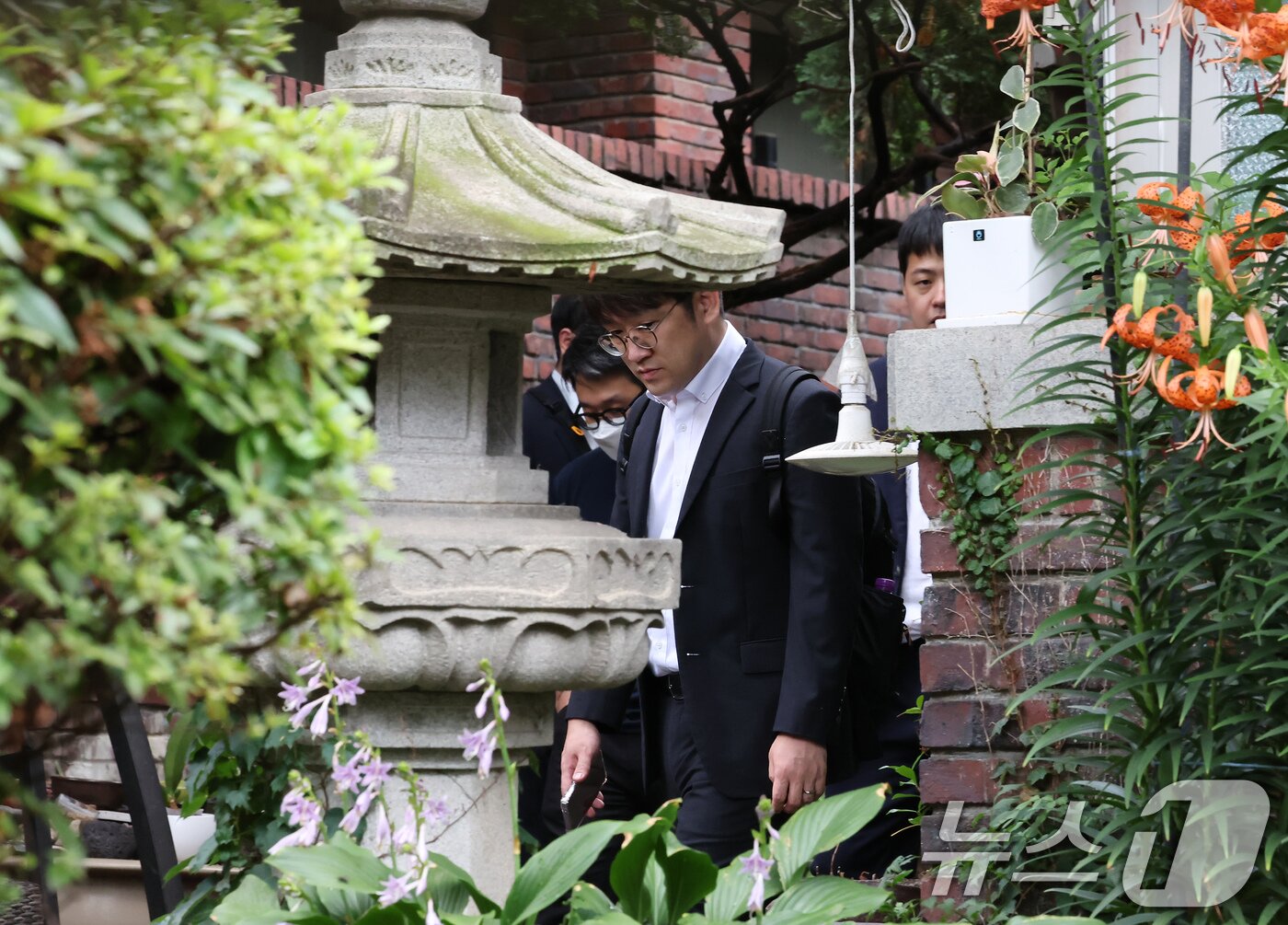 본문 이미지 - 김건희 여사 관련 의혹을 수사하는 민중기 특검팀이 15일 오전 서울 강남구 역삼동에 위치한 건진법사 전성배 씨 법당에 대한 압수수색을 진행 중인 가운데 특검팀 관계자들이 분주하게 움직이고 있다. 2025.7.15/뉴스1 ⓒ News1 장수영 기자