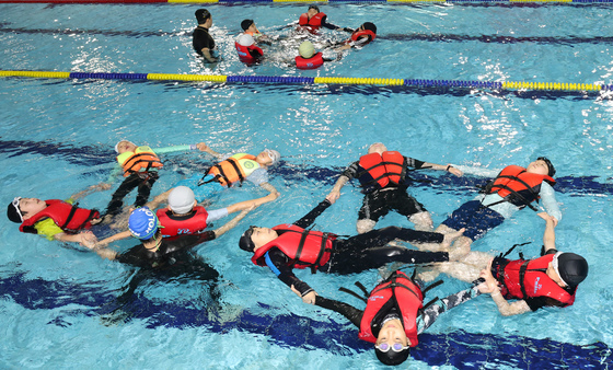 "생존수영 배우려다 사고 날라"…초등 수업에 '전세버스·성인수영장' 논란