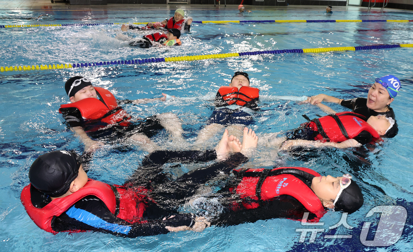 (대전=뉴스1) 김기태 기자 = 15일 대전 남선중학교 수영장에서 갑천초 4학년 학생들이 생존수영을 배우고 있다.남선중학교 생존수영은 인근 초등학교 3~6학년 2743명을 대상으로 …