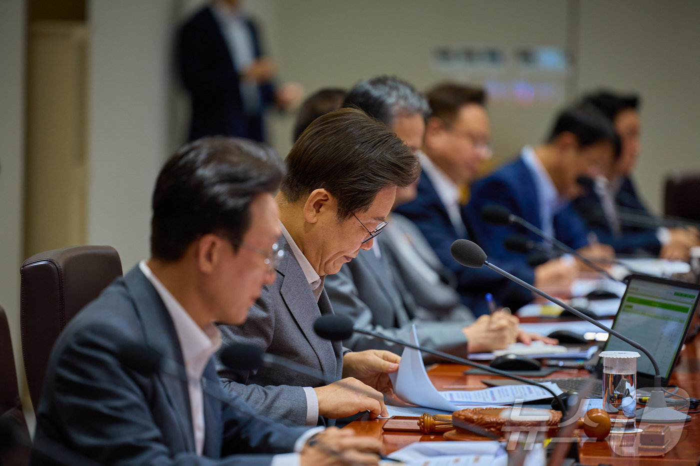 (서울=뉴스1) 이재명 기자 = 이재명 대통령이 15일 서울 용산 대통령실 청사에서 열린 국무회의에서 자료를 살펴보고 있다. (대통령실 제공. 재판매 및 DB 금지) 2025.7. …