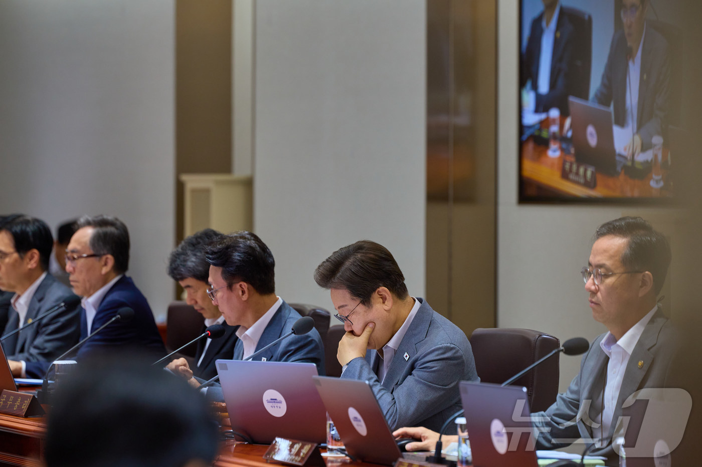 (서울=뉴스1) 이재명 기자 = 이재명 대통령이 15일 서울 용산 대통령실 청사에서 열린 국무회의에서 자료를 살펴보고 있다. (대통령실 제공. 재판매 및 DB 금지) 2025.7. …