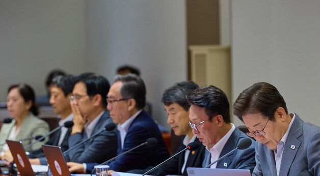 자료 살펴보는 이재명 대통령