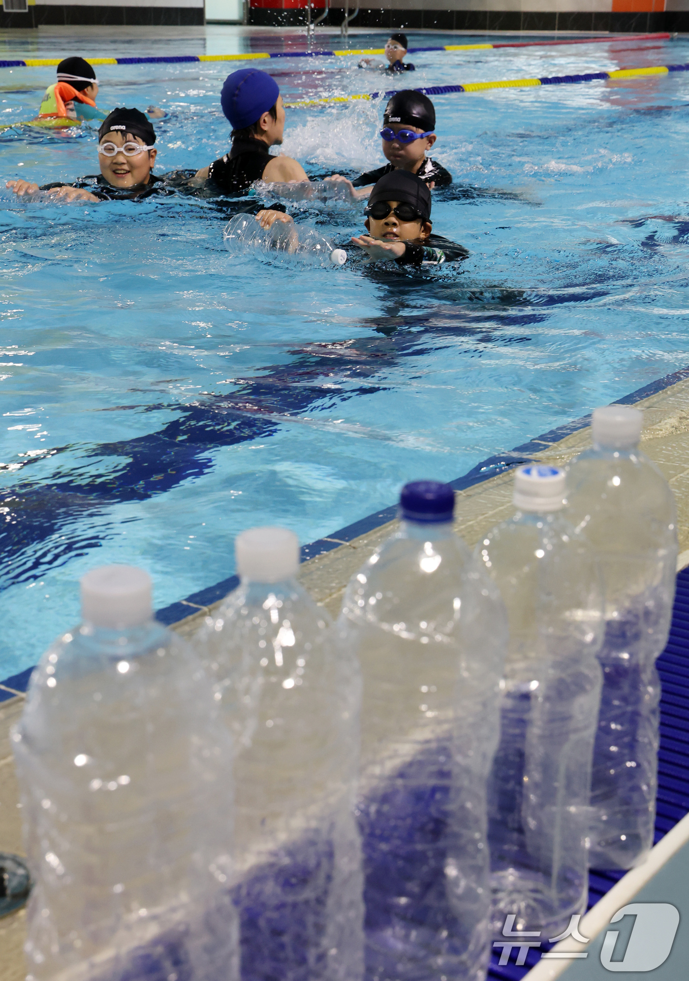 (대전=뉴스1) 김기태 기자 = 15일 대전 남선중학교 수영장에서 갑천초 4학년 학생들이 생존수영을 배우고 있다.남선중학교 생존수영은 인근 초등학교 3~6학년 2743명을 대상으로 …