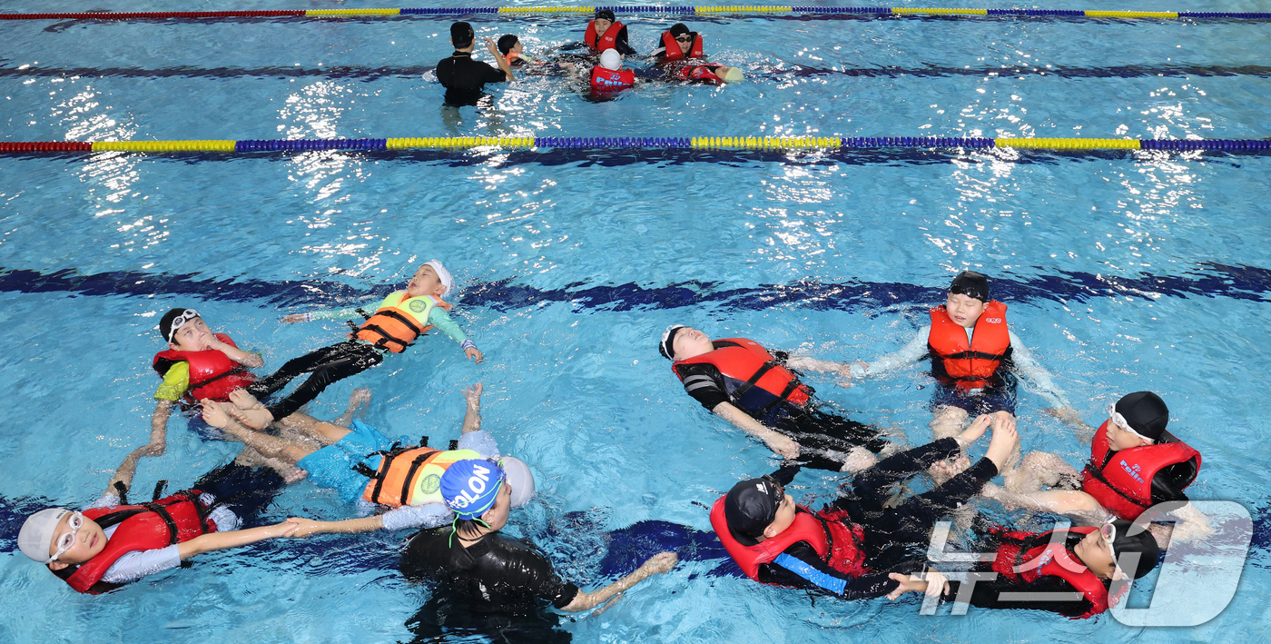 (대전=뉴스1) 김기태 기자 = 15일 대전 남선중학교 수영장에서 갑천초 4학년 학생들이 생존수영을 배우고 있다.남선중학교 생존수영은 인근 초등학교 3~6학년 2743명을 대상으로 …