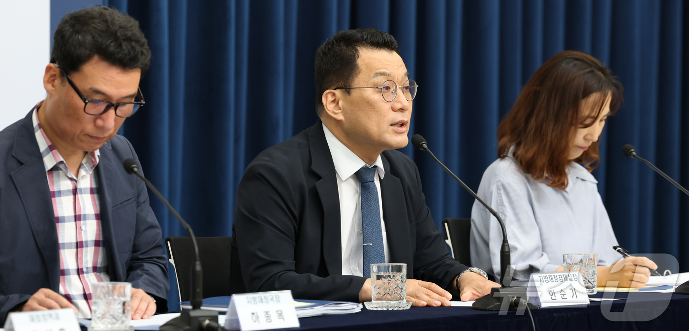 (세종=뉴스1) 김기남 기자 = 한순기 행정안전부 지방재정경제실장이 15일 세종시 정부세종청사에서 '민생회복 소비쿠폰'의 차질없는 지급을 위한 내용을 설명하고 있다.행정안전부는 민 …