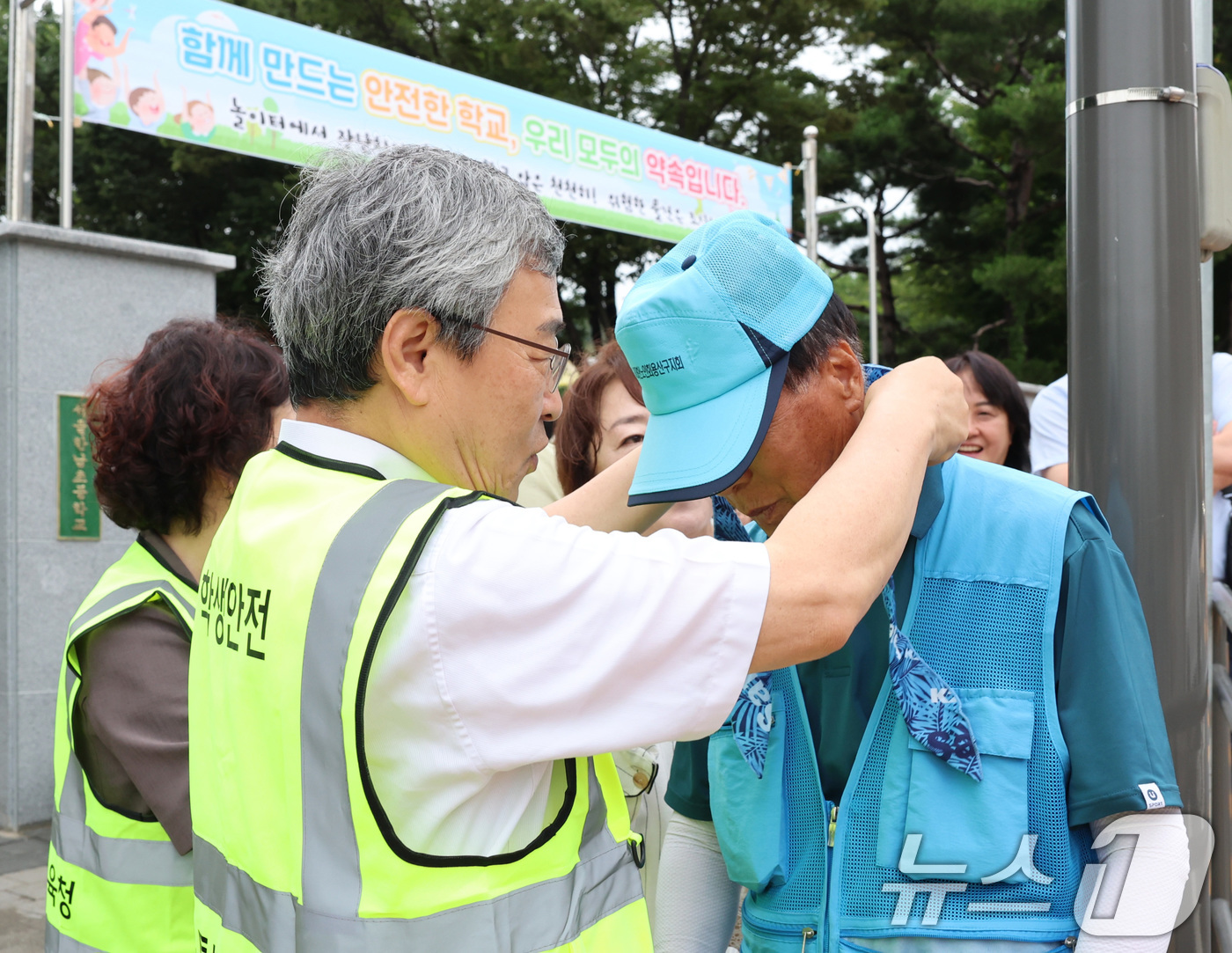 (서울=뉴스1) = 정근식 서울시교육감이 15일 서울 용산구 한남초등학교를 방문해 여름철 폭염 대응을 점검하고 조리종사원 및 학교보안관, 등하굣길 안전지킴이에게 냉스카프를 전달하고 …