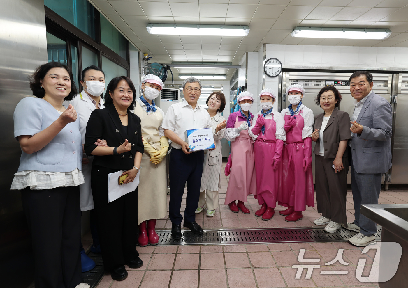 (서울=뉴스1) = 정근식 서울시교육감이 15일 서울 용산구 한남초등학교를 방문해 조리종사원 및 학교보안관, 등하굣길 안전지킴이에게 냉스카프를 전달 후 기념 촬영을 하고 있다. ( …