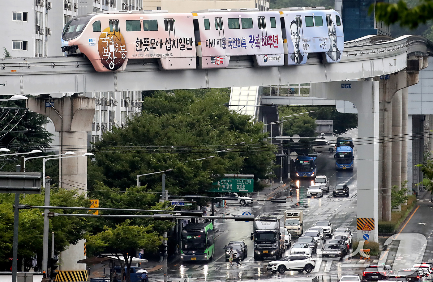 (대구=뉴스1) 공정식 기자 = 15일 오후 국채보상운동과 광복회 조직 등의 내용으로 꾸민 대구도시철도 3호선 '보훈테마열차'가 비 내리는 대구 도심을 달리고 있다.국가보훈부 대구 …