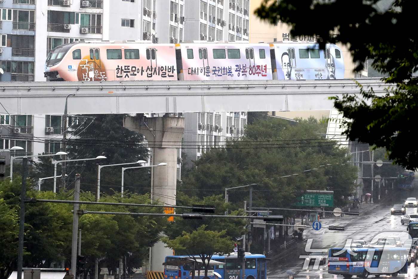 (대구=뉴스1) 공정식 기자 = 15일 오후 국채보상운동과 광복회 조직 등의 내용으로 꾸민 대구도시철도 3호선 '보훈테마열차'가 비 내리는 대구 도심을 달리고 있다.국가보훈부 대구 …