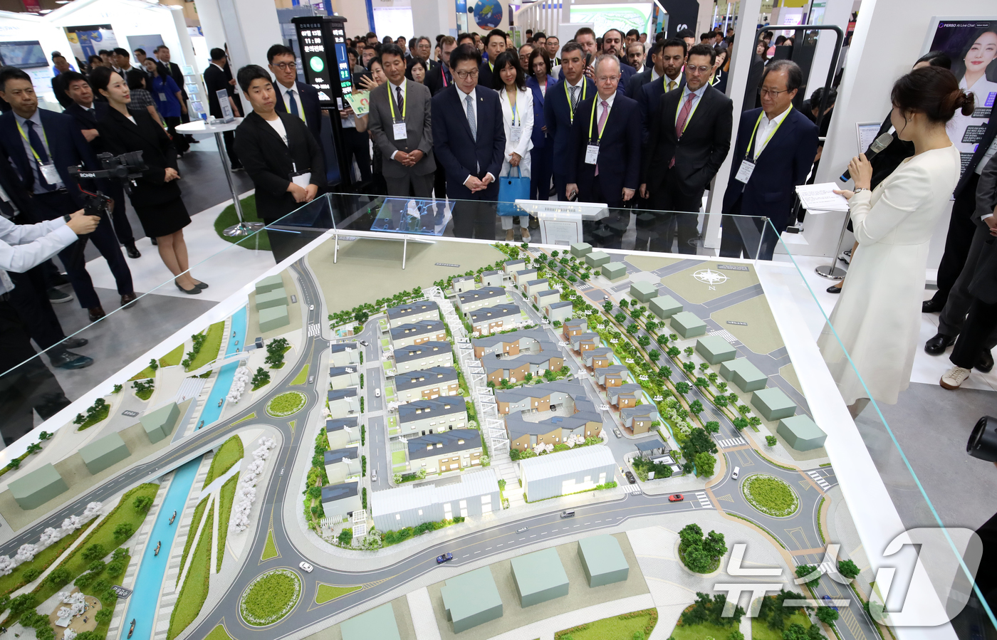 (부산=뉴스1) 윤일지 기자 = 15일 부산 해운대구 벡스코 제1전시장에서 열린 '2025 월드 스마트시티 엑스포'에서 참가자들이 부산시 부스를 찾아 에코델타시티의 스마트시티 시범 …