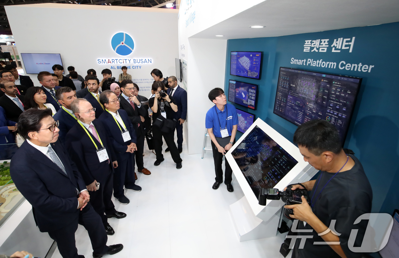 (부산=뉴스1) 윤일지 기자 = 15일 부산 해운대구 벡스코 제1전시장에서 열린 '2025 월드 스마트시티 엑스포'에서 참가자들이 부산시 부스를 찾아 스마트 플랫폼 센터를 살펴보고 …