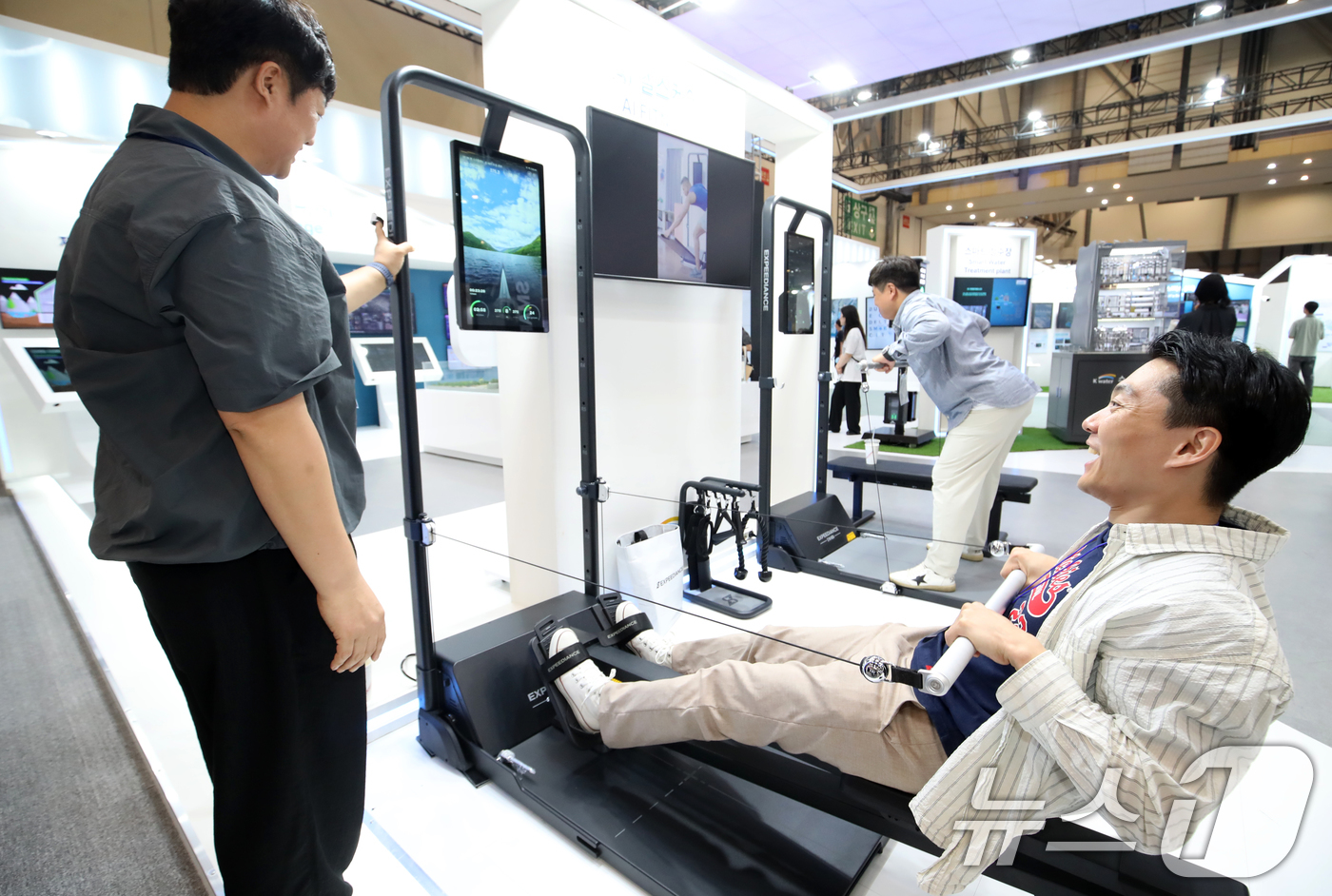 (부산=뉴스1) 윤일지 기자 = 15일 부산 해운대구 벡스코 제1전시장에서 열린 '2025 월드 스마트시티 엑스포'에서 참가자들이 한국수자원공사 부스를 찾아 AI 헬스케어를 체험하 …