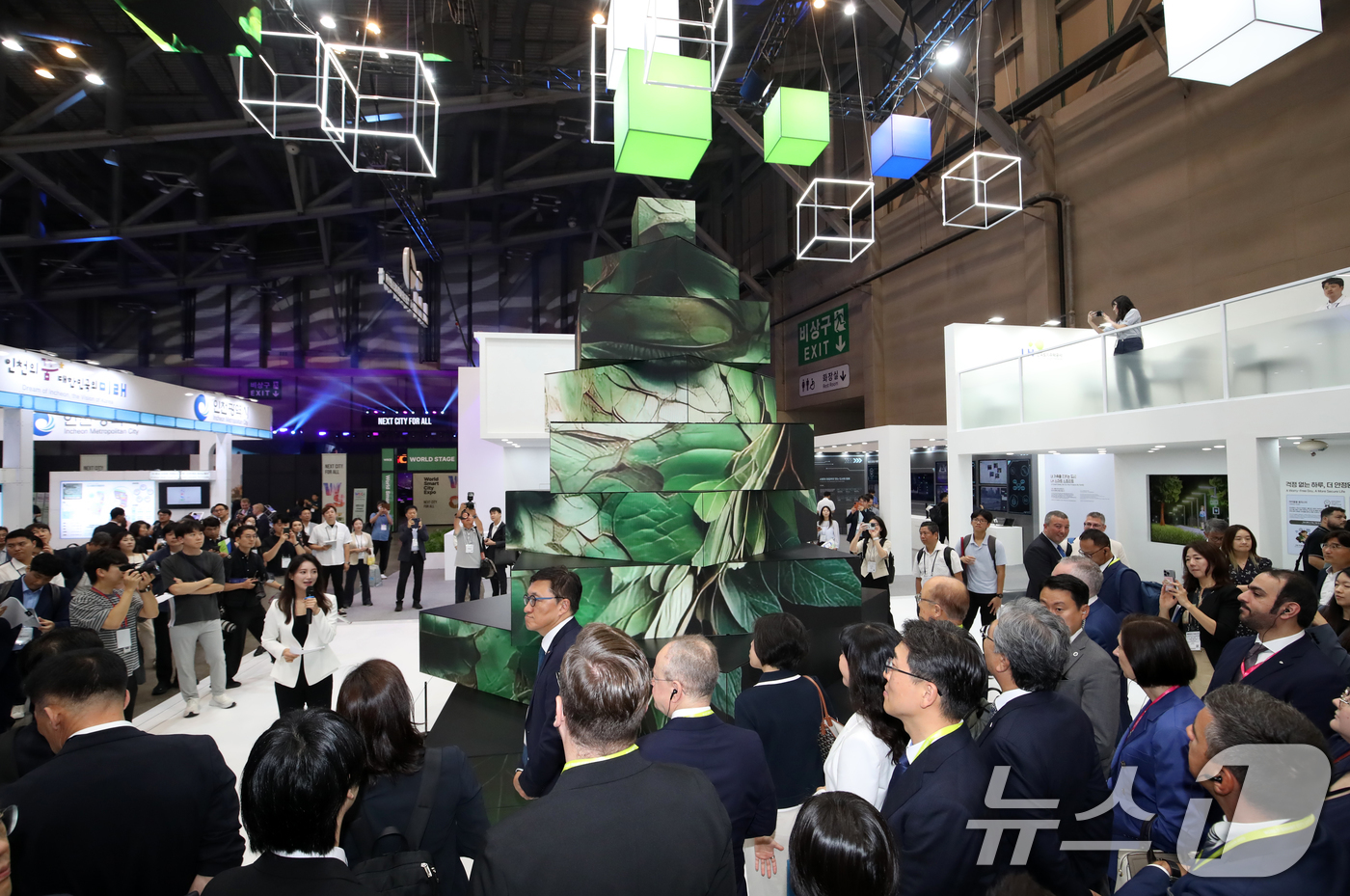 (부산=뉴스1) 윤일지 기자 = 15일 부산 해운대구 벡스코 제1전시장에서 열린 '2025 월드 스마트시티 엑스포'에서 참가자들이 한국토지주택공사(LH) 부스를 찾아 높이 5m의 …