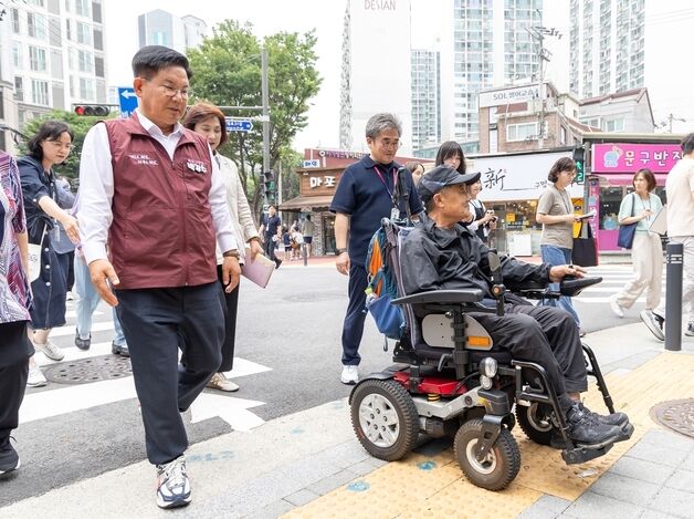 "휠체어, 유모차도 편하게"…마포구, '무장애길' 274곳 조성