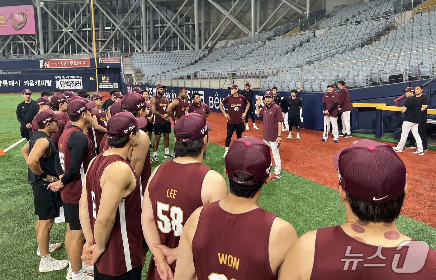 본문 이미지 - 설종진 키움 히어로즈 감독대행이 15일 서울 고척스카이돔에서 진행한 훈련에 앞서 선수단에 메시지를 전달하고 있다. 2025.7.15/뉴스1 ⓒ News1 이상철 기자