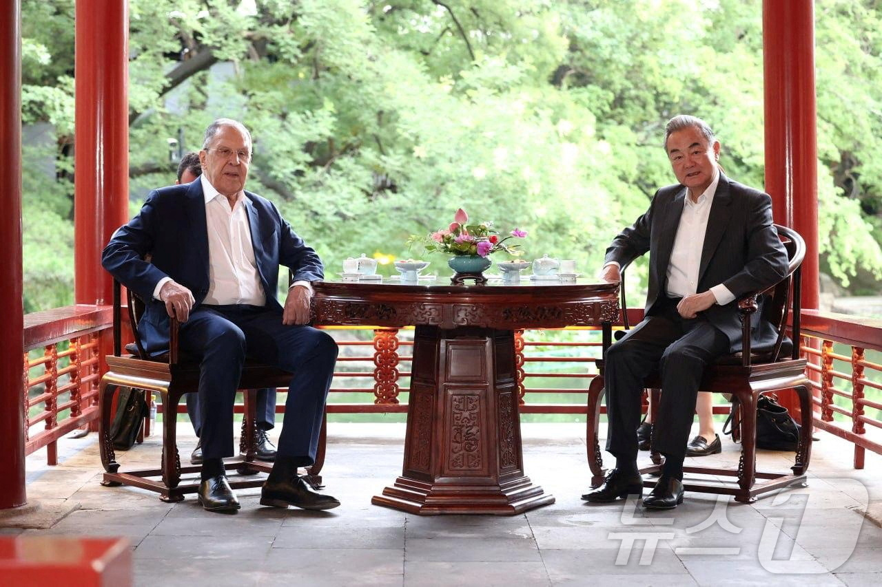 (로이터=뉴스1) 윤다정 기자 = 13일(현지시간) 중국 베이징에서 상하이협력기구(SCO) 외교장관 회의가 열린 가운데 세르게이 라브로프 러시아 외무장관(왼쪽)과 왕이 중국 외교부 …