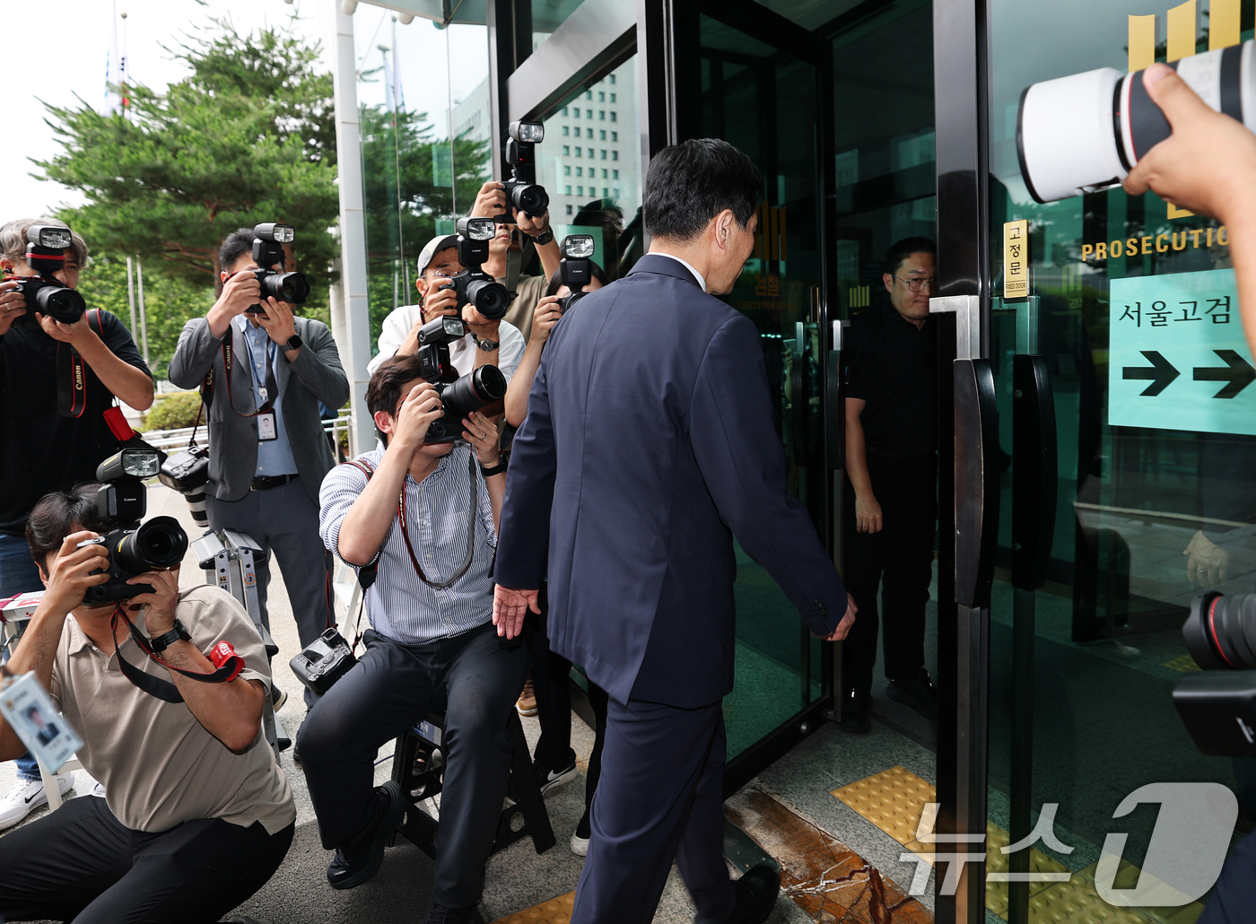 (서울=뉴스1) 오대일 기자 = 김민기 국회 사무총장이 15일 오후 서울 서초구 서울고등검찰청 내란특검 사무실에서 참고인 신분으로 조사를 받기 위해 출석하고 있다. 2025.7.1 …