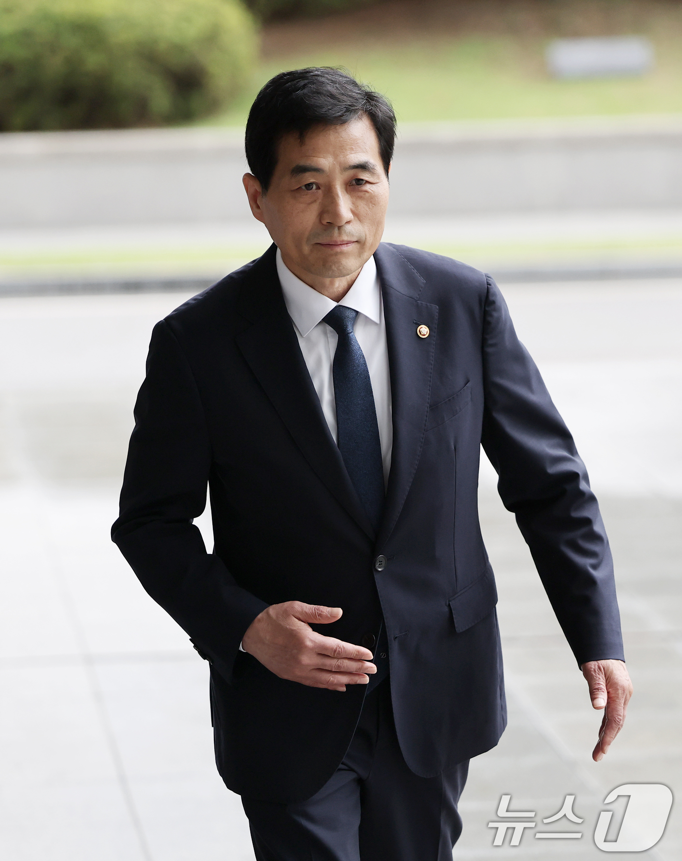 (서울=뉴스1) 오대일 기자 = 김민기 국회 사무총장이 15일 오후 서울 서초구 서울고등검찰청 내란특검 사무실에서 참고인 신분으로 조사를 받기 위해 출석하고 있다. 2025.7.1 …