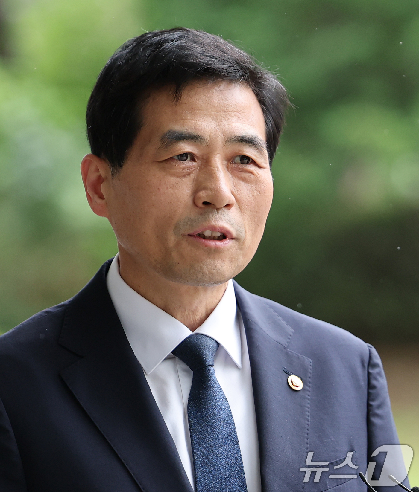 (서울=뉴스1) 오대일 기자 = 김민기 국회 사무총장이 15일 오후 서울 서초구 서울고등검찰청 내란특검 사무실에서 참고인 신분으로 조사를 받기 위해 출석하며 취재진의 질문에 답하고 …