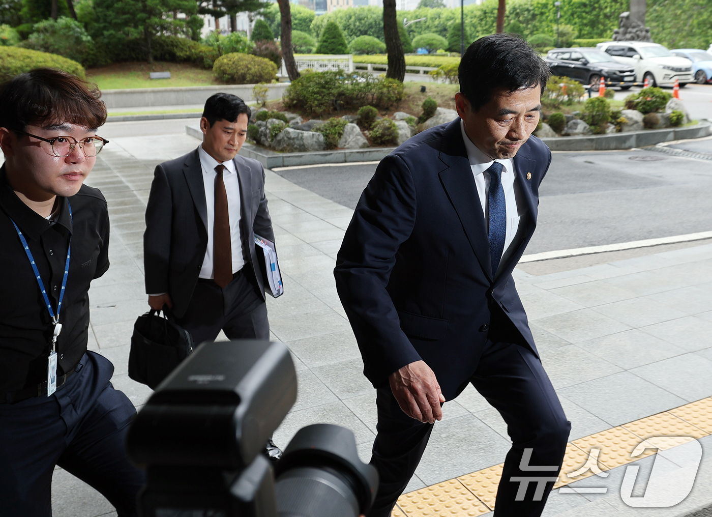 (서울=뉴스1) 오대일 기자 = 김민기 국회 사무총장이 15일 오후 서울 서초구 서울고등검찰청 내란특검 사무실에서 참고인 신분으로 조사를 받기 위해 출석하고 있다. 2025.7.1 …