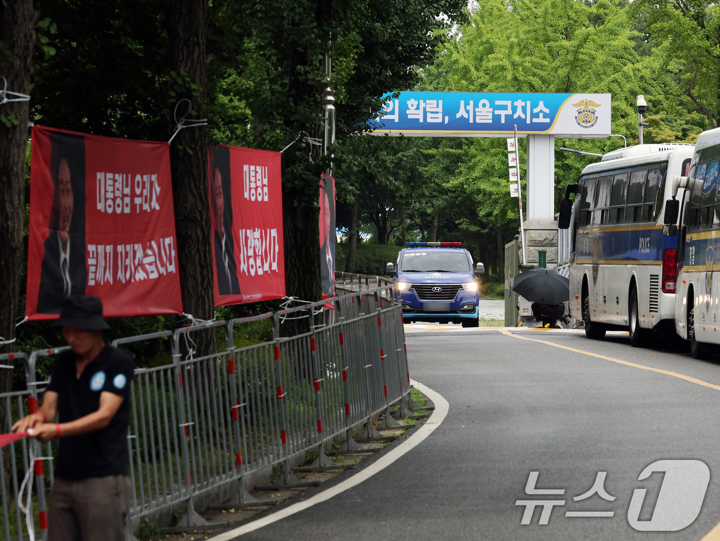 (의왕=뉴스1) 황기선 기자 = '12·3 비상계엄' 사태와 관련해 윤석열 전 대통령이 내란특검팀(특별검사 조은석) 소환 조사를 거부한 15일 경기 의왕 서울구치소 앞에서 호송차가 …