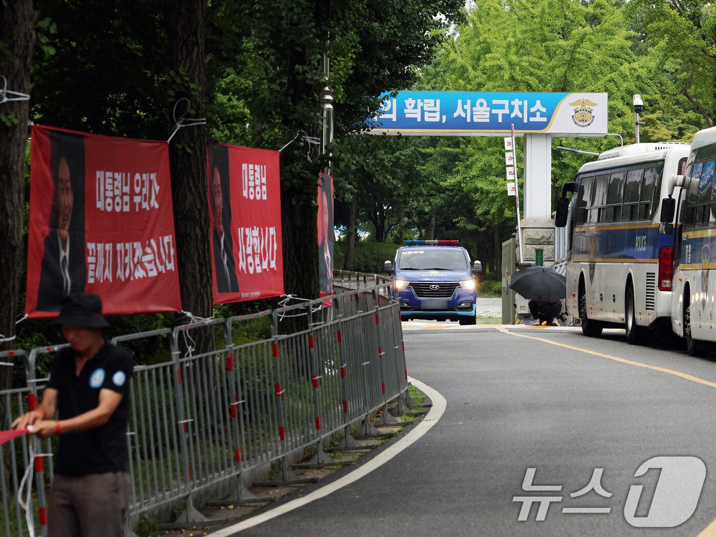 본문 이미지 - '12·3 비상계엄' 사태와 관련해 윤석열 전 대통령이 내란특검팀(특별검사 조은석) 소환 조사를 거부한 15일 경기 의왕 서울구치소 앞에서 호송차가 이동하고 있다. 2025.7.15/뉴스1 ⓒ News1 황기선 기자