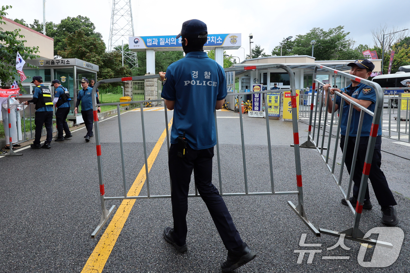 (의왕=뉴스1) 황기선 기자 = '12·3 비상계엄' 사태와 관련해 윤석열 전 대통령이 내란특검팀(특별검사 조은석) 소환 조사를 거부한 15일 경기 의왕 서울구치소 앞에서 경찰이 …