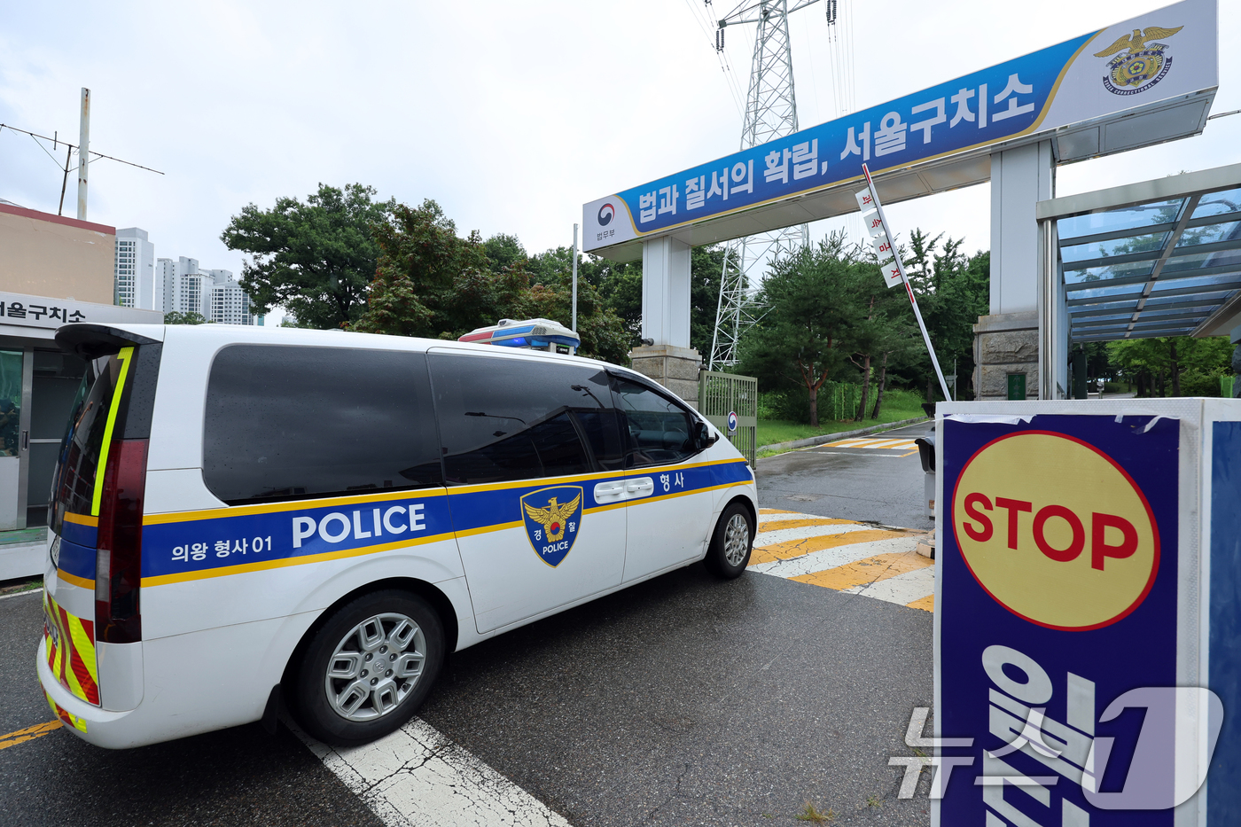 (의왕=뉴스1) 황기선 기자 = 12·3 비상계엄' 사태와 관련해 윤석열 전 대통령이 내란특검팀(특별검사 조은석) 소환 조사를 거부한 15일 경기 의왕 서울구치소 앞에서 경찰차량이 …