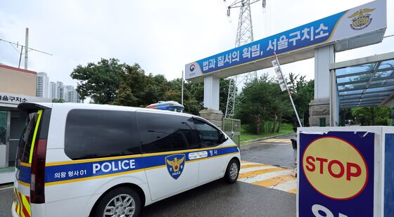 서울구치소 들어가는 경찰 차량
