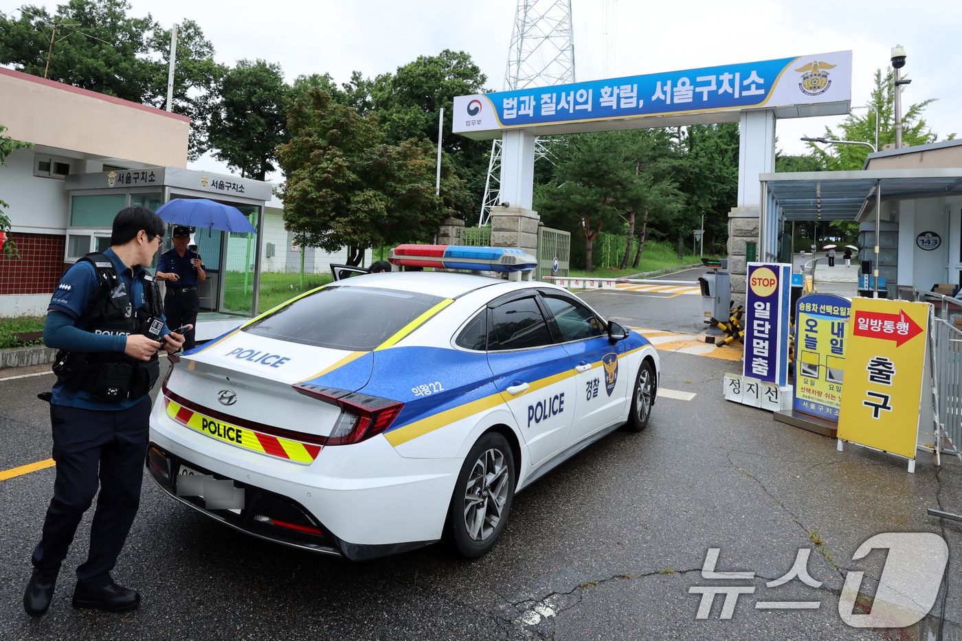 (의왕=뉴스1) 황기선 기자 = '12·3 비상계엄' 사태와 관련해 윤석열 전 대통령이 내란특검팀(특별검사 조은석) 소환 조사를 거부한 15일 경기 의왕 서울구치소 앞에서 경찰이 …