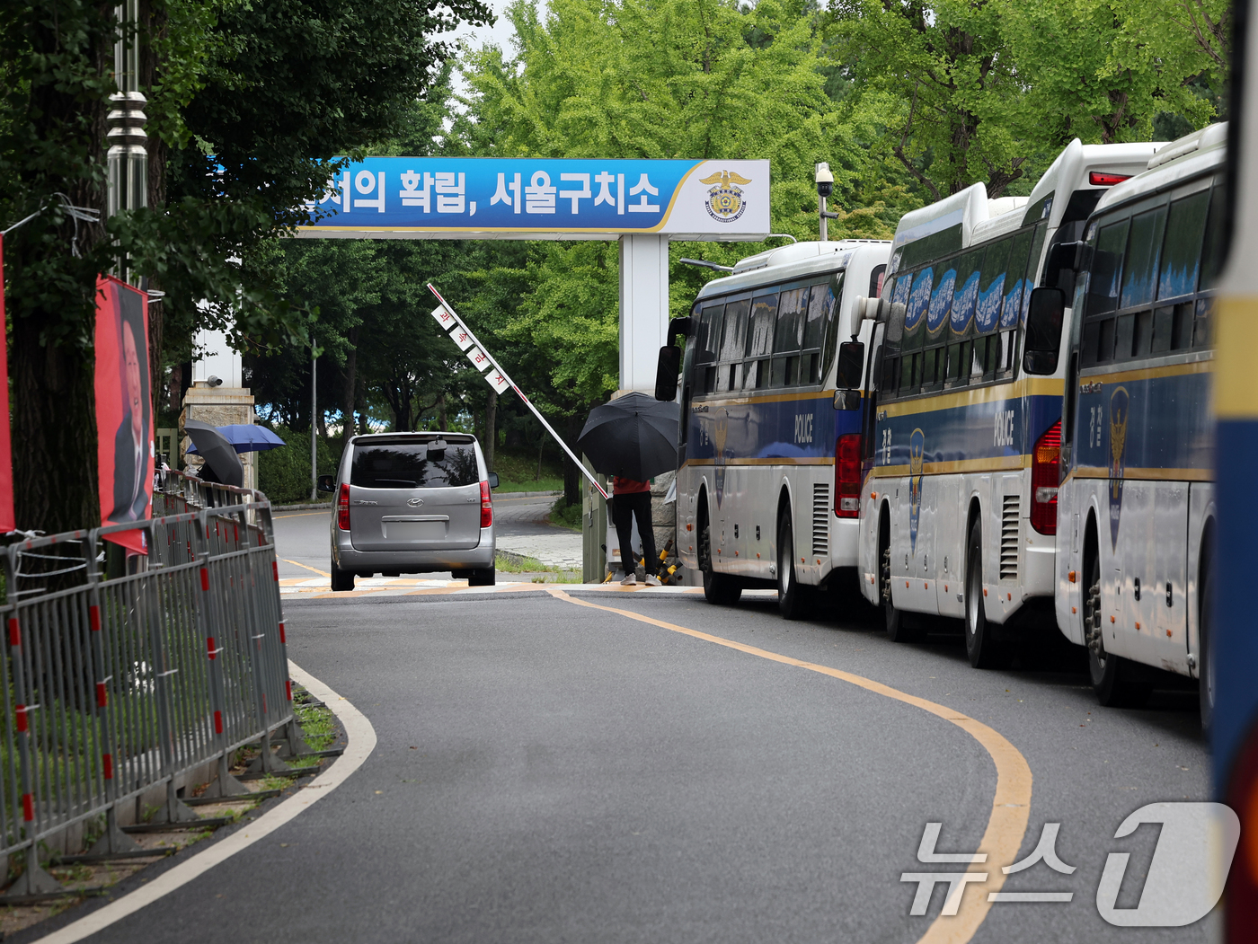 (의왕=뉴스1) 황기선 기자 = 12·3 비상계엄' 사태와 관련해 윤석열 전 대통령이 내란특검팀(특별검사 조은석) 소환 조사를 거부한 15일 경기 의왕 서울구치소 앞에서 차량이 이 …