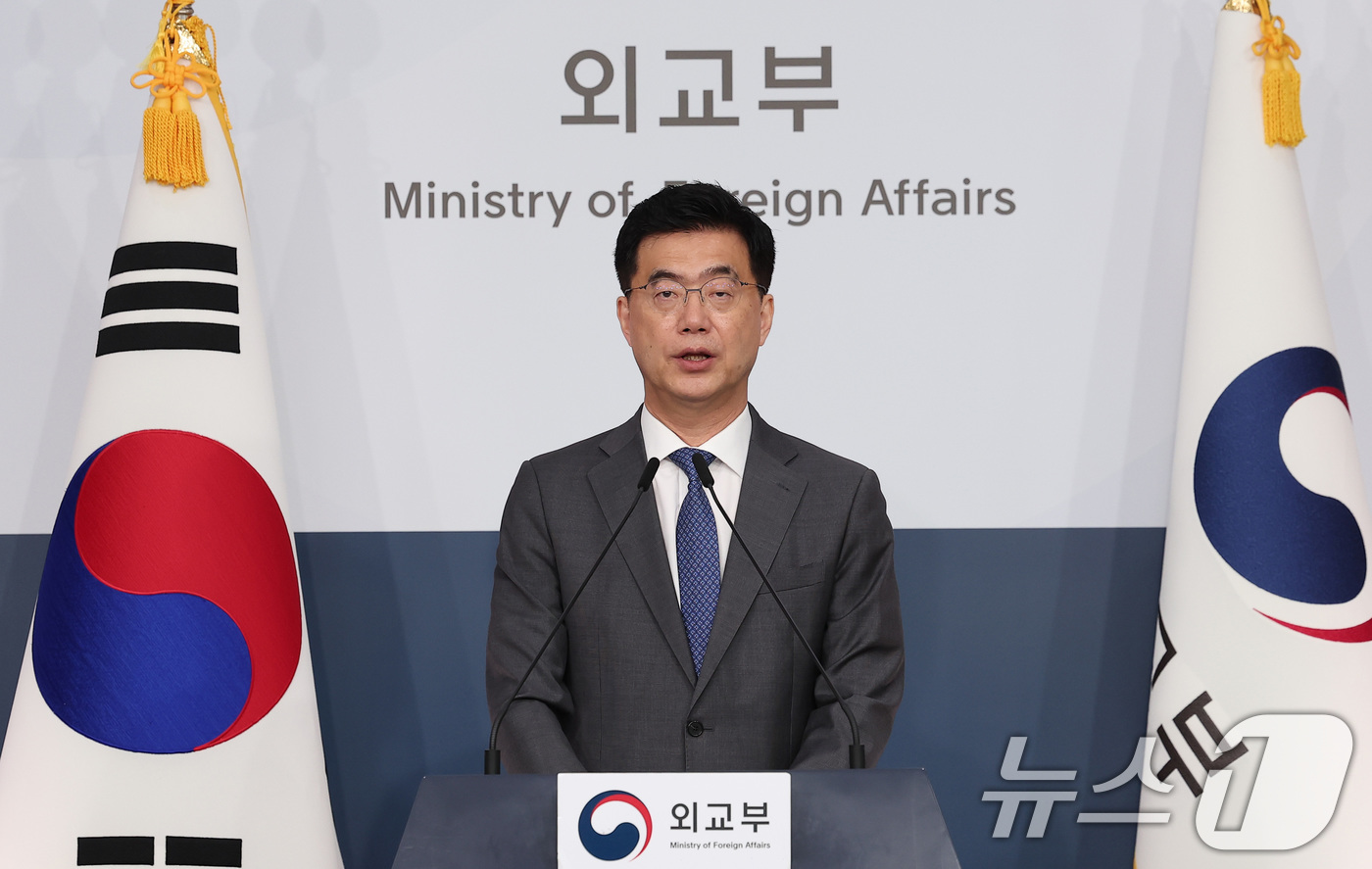 (서울=뉴스1) 김성진 기자 = 이재웅 외교부 대변인이 15일 서울 종로구 외교부 청사에서 정례브리핑을 하고 있다.정부는 15일 '일본 2025년 방위백서에 대한 외교부 대변인 논 …