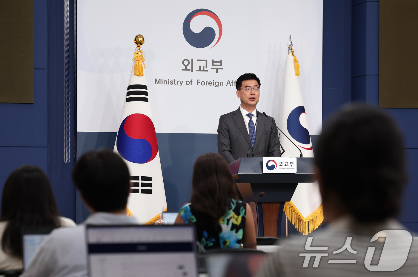 (서울=뉴스1) 김성진 기자 = 이재웅 외교부 대변인이 15일 서울 종로구 외교부 청사에서 정례브리핑을 하고 있다.정부는 15일 '일본 2025년 방위백서에 대한 외교부 대변인 논 …