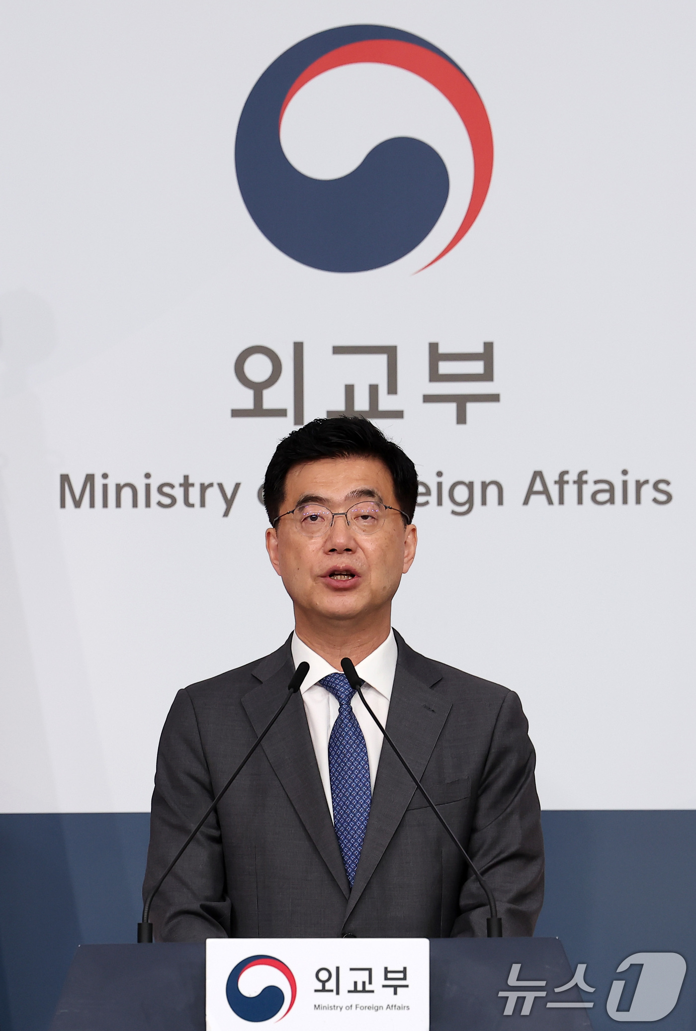 (서울=뉴스1) 김성진 기자 = 이재웅 외교부 대변인이 15일 서울 종로구 외교부 청사에서 정례브리핑을 하고 있다.정부는 15일 '일본 2025년 방위백서에 대한 외교부 대변인 논 …
