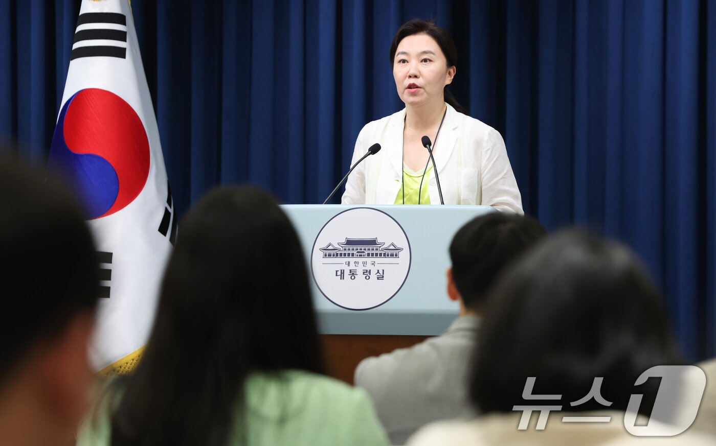 본문 이미지 - 강유정 대통령실 대변인이 15일 서울 용산 대통령실 청사에서 국무회의 결과 및 APEC 관련 브리핑을 하고 있다. 2025.7.15/뉴스1 ⓒ News1 허경 기자
