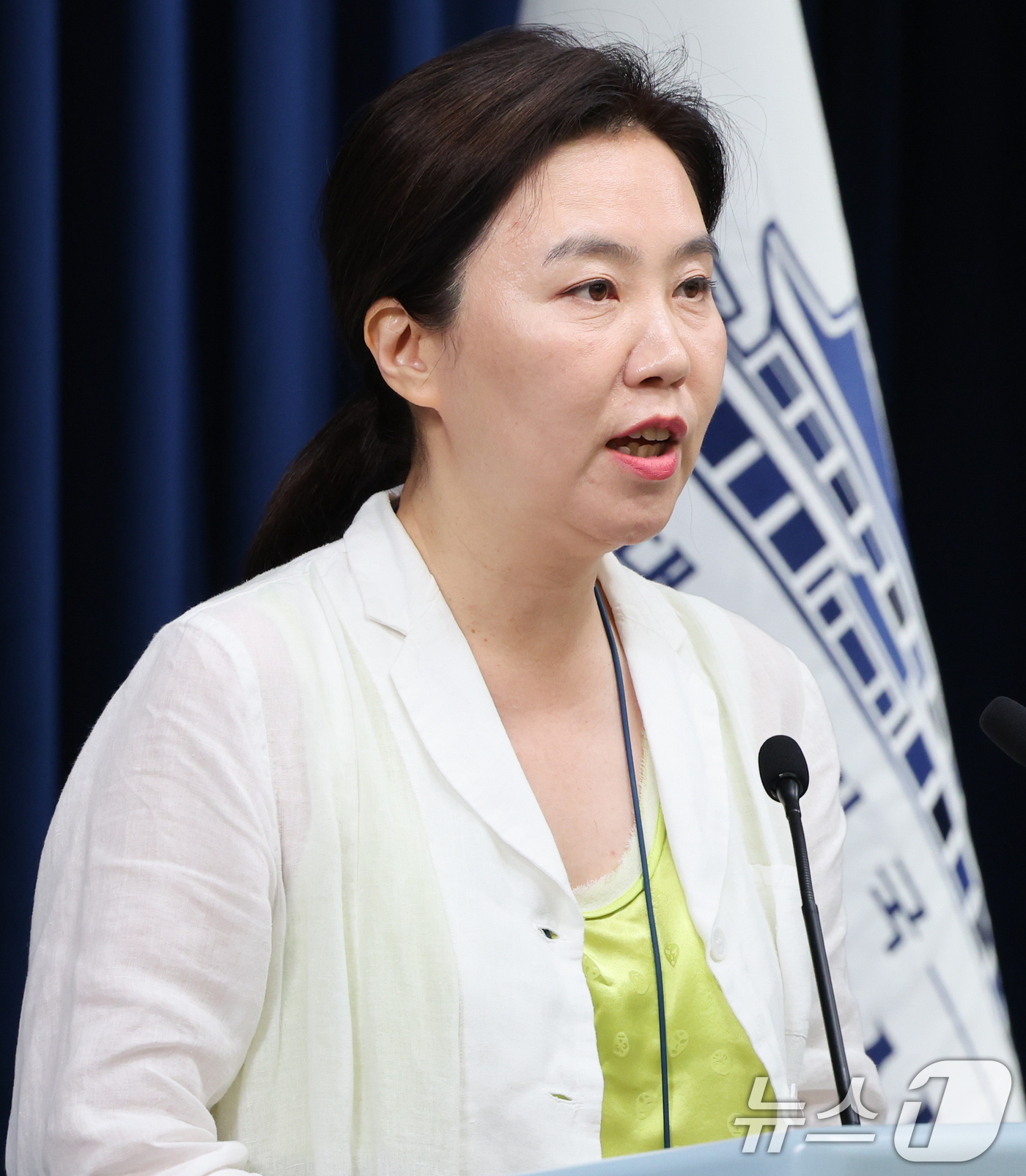 (서울=뉴스1) 허경 기자 = 강유정 대통령실 대변인이 15일 서울 용산 대통령실 청사에서 국무회의 결과 및 APEC 관련 브리핑을 하고 있다. 2025.7.15/뉴스1