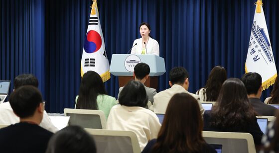 국무회의 결과 브리핑하는 강유정 대변인