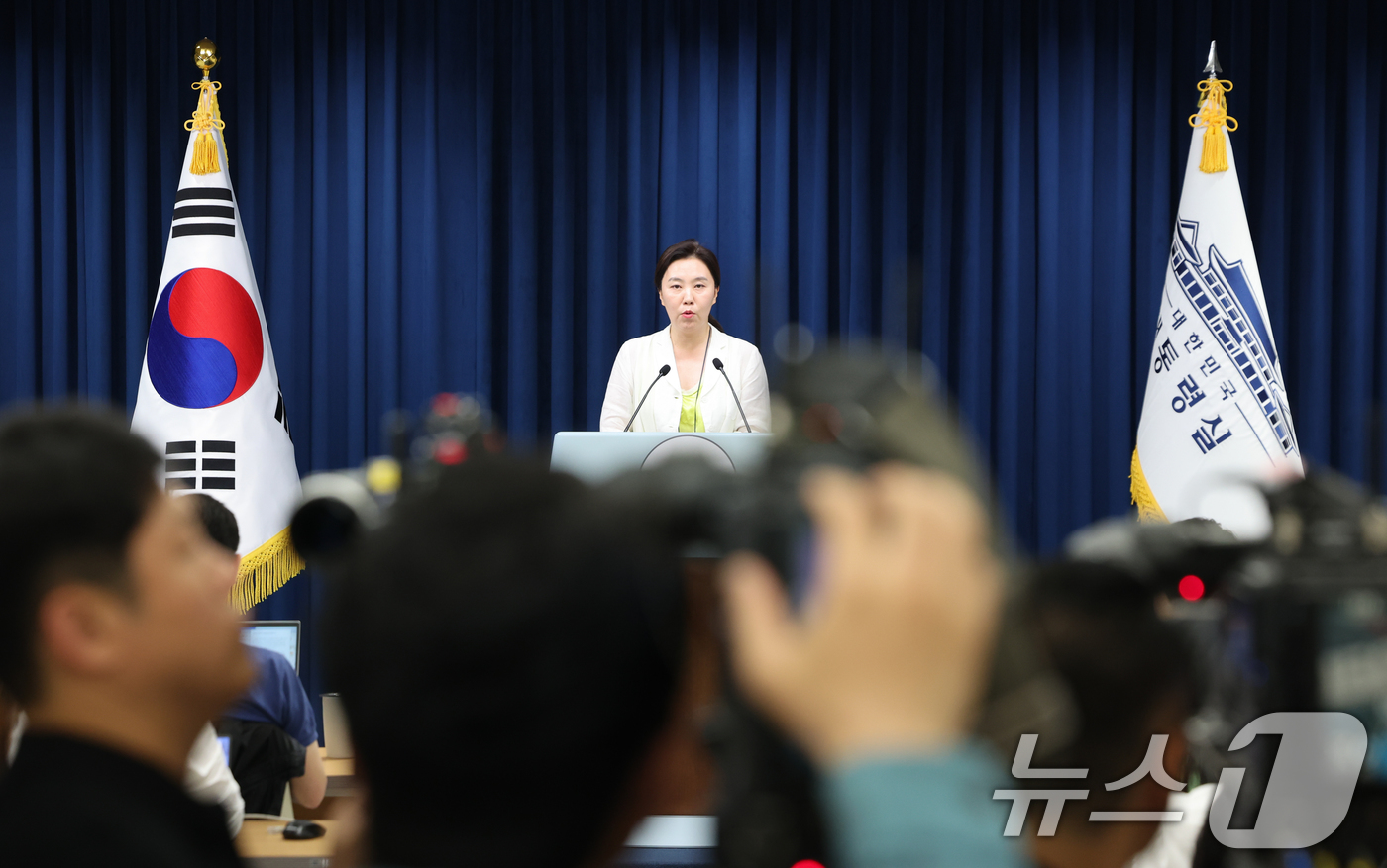(서울=뉴스1) 허경 기자 = 강유정 대통령실 대변인이 15일 서울 용산 대통령실 청사에서 국무회의 결과 및 APEC 관련 브리핑을 하고 있다. 2025.7.15/뉴스1