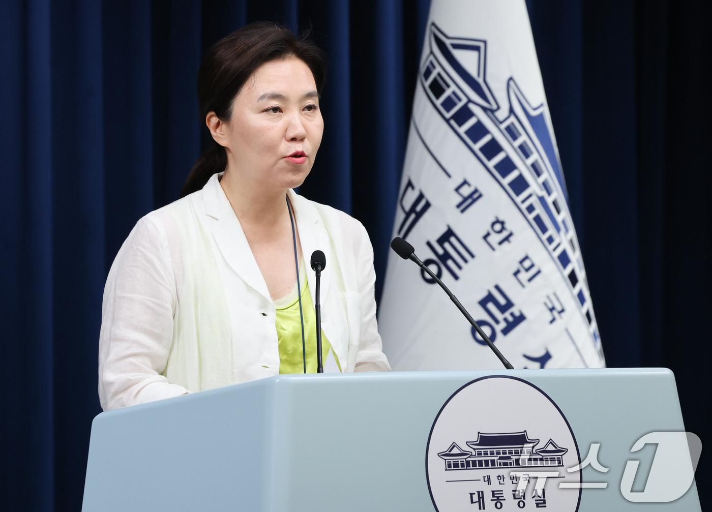 (서울=뉴스1) 허경 기자 = 강유정 대통령실 대변인이 15일 서울 용산 대통령실 청사에서 국무회의 결과 및 APEC 관련 브리핑을 하고 있다. 2025.7.15/뉴스1