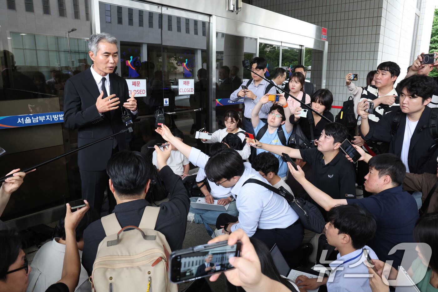 본문 이미지 - 암호화폐 &#39;위믹스&#39;&#40;WEMIX&#41; 유통량 조작 의혹 혐의로 불구속기소 된 장현국 전 위메이드 대표이사가 15일 오후 서울 양천구 서울남부지법에서 열린 자본시장법 위반 1심 선고 공판에서 무죄를 선고받은 후 취재진의 질의에 답변하고 있다. 2025.7.15/뉴스1 ⓒ News1 신웅수 기자