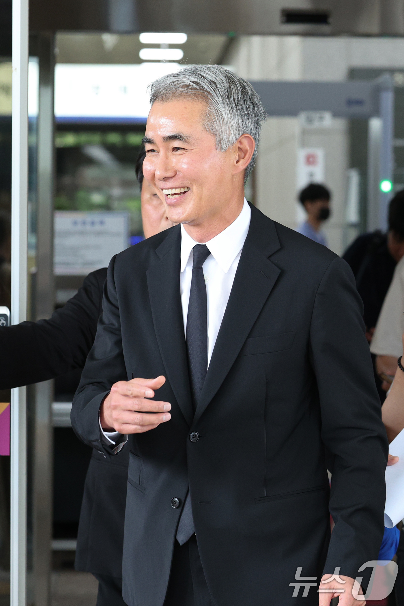 (서울=뉴스1) 신웅수 기자 = 암호화폐 '위믹스'(WEMIX) 유통량 조작 의혹 혐의로 불구속기소 된 장현국 전 위메이드 대표이사가 15일 오후 서울 양천구 서울남부지법에서 열린 …