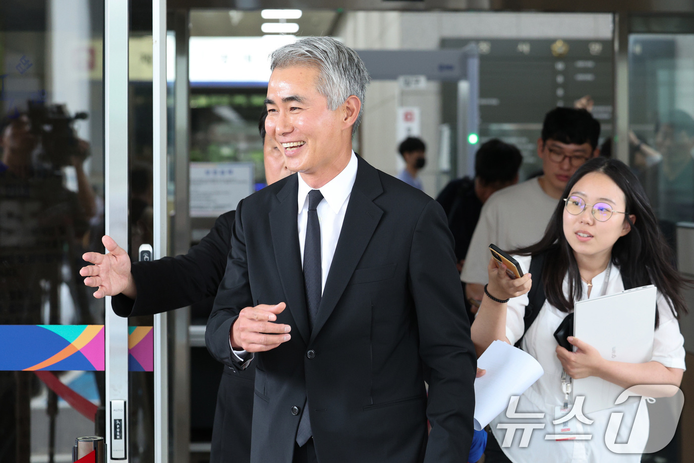 (서울=뉴스1) 신웅수 기자 = 암호화폐 '위믹스'(WEMIX) 유통량 조작 의혹 혐의로 불구속기소 된 장현국 전 위메이드 대표이사가 15일 오후 서울 양천구 서울남부지법에서 열린 …