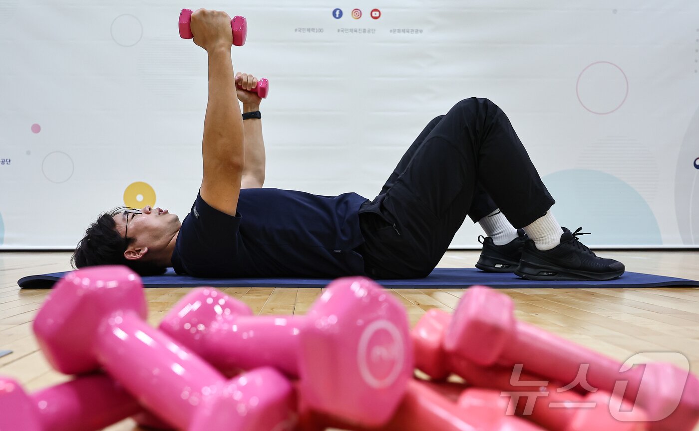 본문 이미지 - 강기용 체육진흥공단 운동처방사가 15일 서울 국민체력100 KSPO송파체력인증센터에서 아령 운동법 시범을 보이고 있다. 2025.7.15/뉴스1 ⓒ News1 김도우 기자